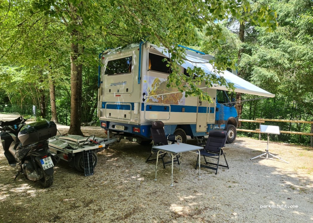 Camper Rv Mit Offener Aufbewahrungsbox Camping In Der Natur