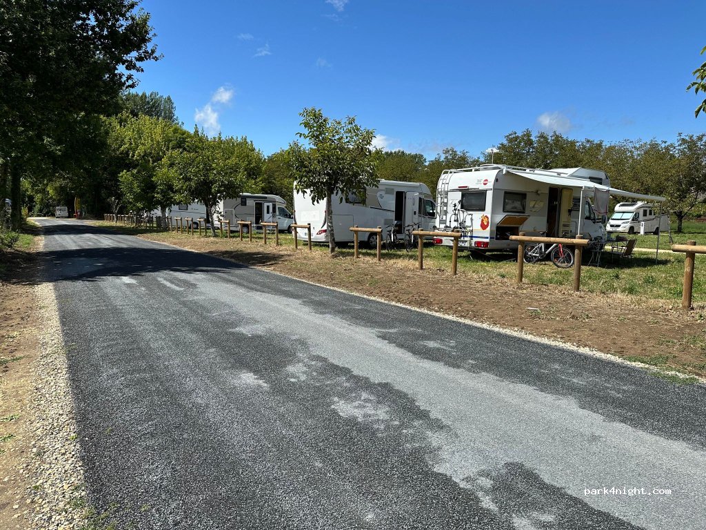 Aire Camping Car des Châteaux en Périgord