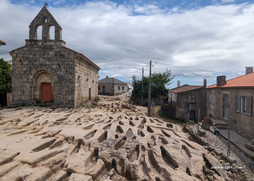 Moreira de Rei,Largo da Igreja - photo 1