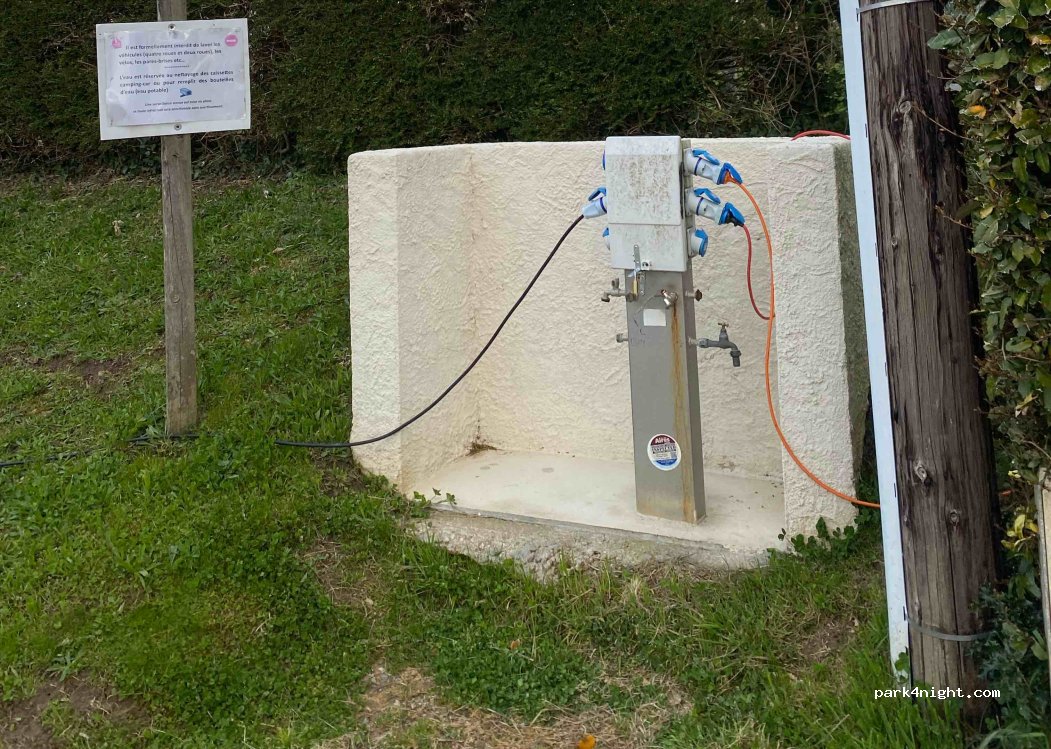 Aire de camping-car LESIGNAC-DURAND