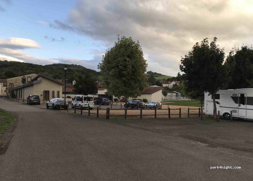 Saint-Saturnin - Place du Huit Mai photo 5