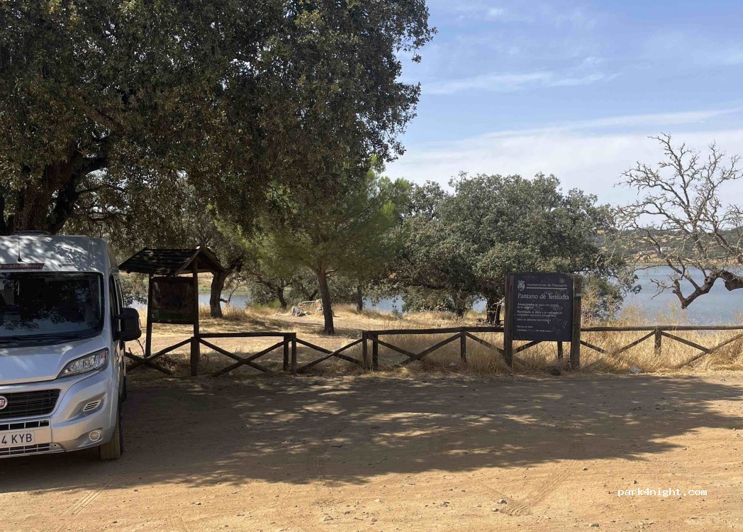 Carretera de Puebla de Alcocer a EX-201 por Llerena, Calera de León thumbnail 2