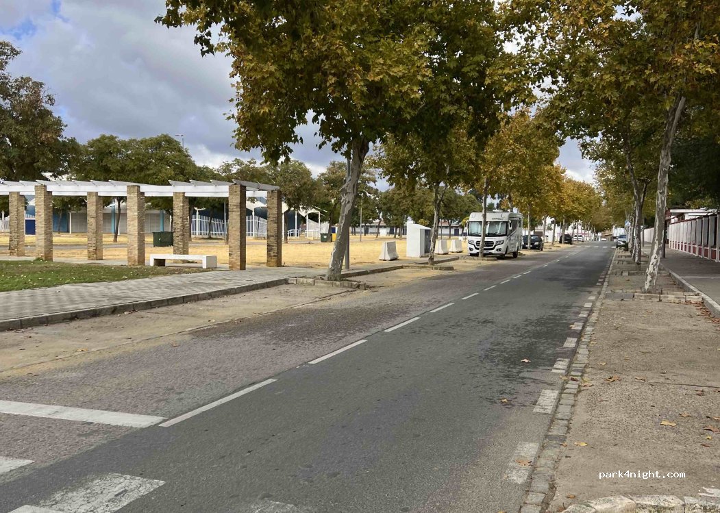 Calle Tipuanas, Pilas thumbnail 2