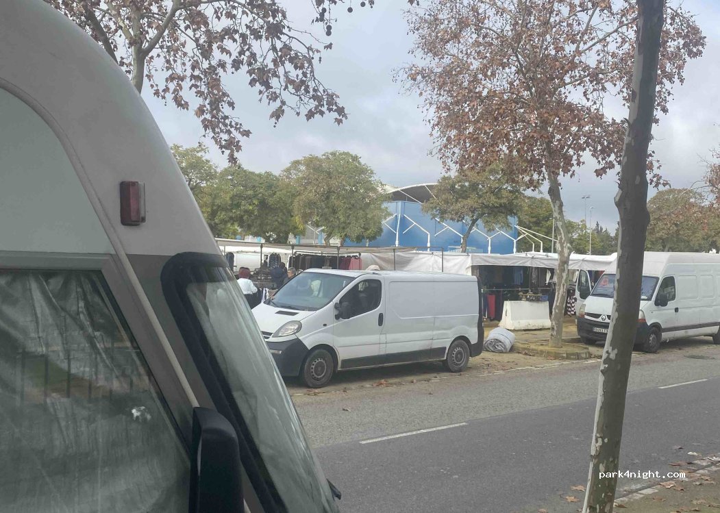 Calle Tipuanas, Pilas thumbnail 3