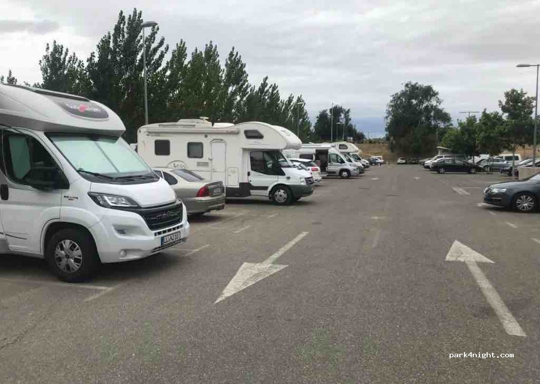 Parking de auto caravanas. Caravana Parking - 74 plazas cubiertas