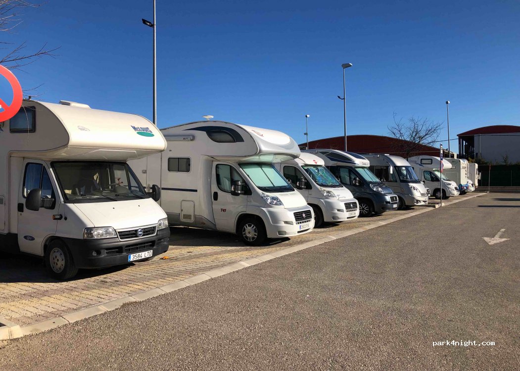 Parking de auto caravanas. Caravana Parking - 74 plazas cubiertas